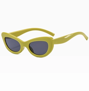 Vue détaillée des lunettes de soleil œil-de-chat vert olive avec verres gris foncé sur fond blanc