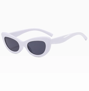 Gros plan de lunettes de soleil œil-de-chat blanches avec verres foncés et monture épaisse