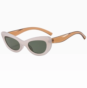 Détail de lunettes de soleil œil-de-chat avec monture blanc laiteux et branches ambre