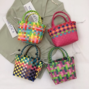 Borsa a cesto intrecciata a mano arcobaleno con fodera a coulisse per la spiaggia
