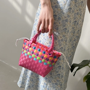 Borsa a secchiello intrecciata arcobaleno con strisce multicolore e chiusura a coulisse