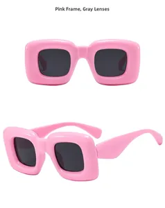 Vue détaillée de lunettes de soleil rose bouffantes avec verres gris de face et de profil