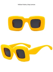 Vues détaillées de lunettes de soleil carrées jaunes avec verres gris sous deux angles