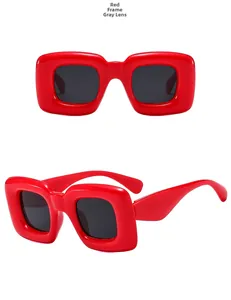 Détail de lunettes de soleil rouges à monture gonflée avec verres gris au design audacieux