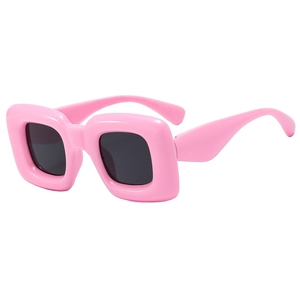 Lunettes de soleil carrées roses à monture épaisse avec verres noirs et style rétro