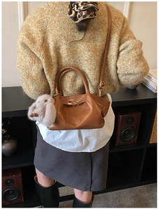 Sac à main plissé marron avec texture litchi et charmant pendentif lapin en peluche