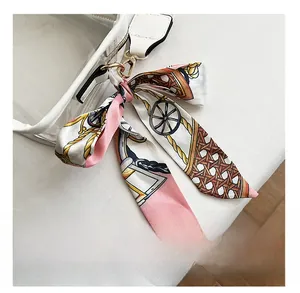 Dettaglio borsa in PVC trasparente con bordo in pelle bianca e foulard in seta rosa