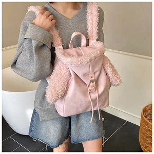 Detailansicht des rosa Plüschrucksacks mit Hasenohren und matter PU-Leder-Struktur