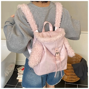 Rückansicht eines rosa Kunstleder-Rucksacks mit Plüschbesatz und breiten Trageriemen