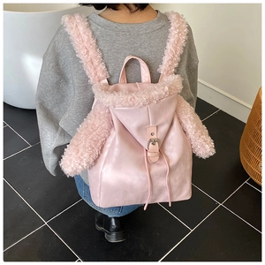 Detail eines rosa PU-Lederrucksacks mit Kunstfellgurten und Kordelzugverschluss