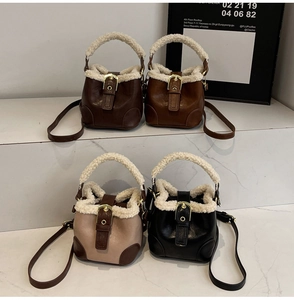 Détails de quatre sacs seaux rétro en cuir marron et noir avec poignées en peluche