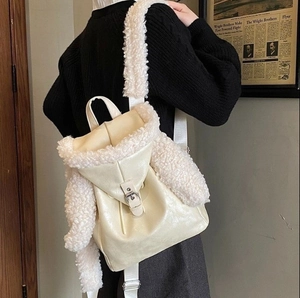 Süßer cremeweißer Plüschrucksack mit langen Hasenohren und flauschigen Schultergurten
