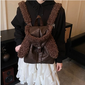 Süßer brauner Plüschrucksack mit langen Hasenohren und Kunstleder-Detail für Damen