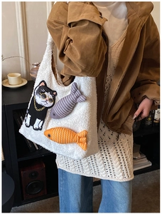 Gros plan du sac cabas en peluche blanche avec chat de dessin animé et breloques poisson