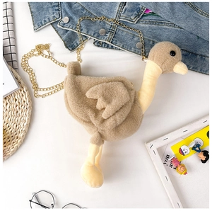 Vue détaillée du sac bandoulière en peluche kaki avec chaîne dorée sur fond en denim