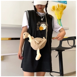 Détail du sac canard en peluche avec fourrure douce et bandoulière chaîne dorée chic