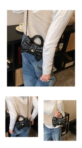 Détail du sac à main matelassé noir en forme de nœud avec fermoir camélia doré