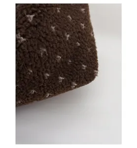 Détail macro du tissu pelucheux marron à pois blancs pour un sac fourre-tout