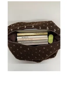 Intérieur spacieux d'un sac cabas en polaire marron à pois avec livres et tablette