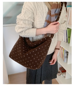 Détail du sac fourre-tout en peluche marron à pois avec texture douce en fausse fourrure