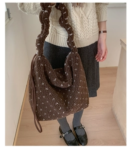 Vue détaillée du sac cabas en polaire marron à pois blancs et large bandoulière tissée