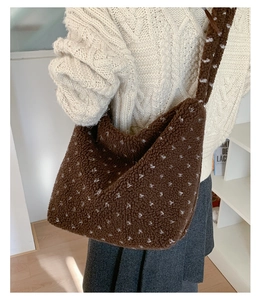 Sac fourre-tout en peluche marron à motifs de cœurs porté par un mannequin en hiver