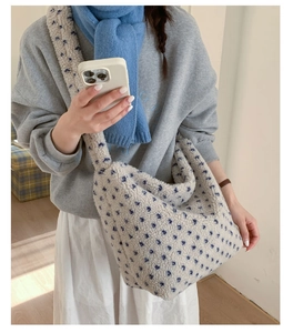Gros plan du sac fourre-tout en laine d'agneau avec motifs d'étoiles bleues et texture