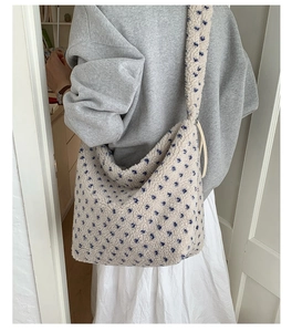 Détail du tissu en polaire de ce sac cabas à pois bleus avec une bandoulière souple et douce