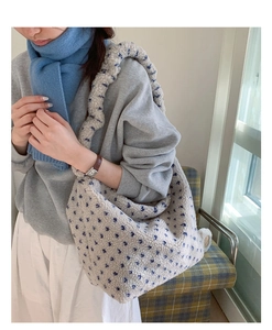 Détail du grand sac cabas en polaire blanche avec motifs d'étoiles bleues et texture douce
