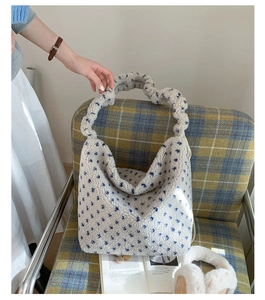 Gros plan du sac fourre-tout en peluche à pois sur une chaise avec accessoires vintage