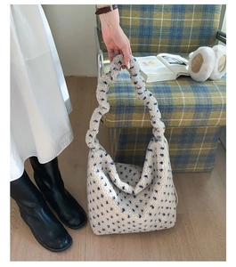 Détail du sac fourre-tout en peluche à motif de cœur avec bandoulière ondulée élégante