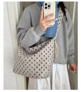 Détail d'un sac cabas en laine d'agneau douce avec motifs d'étoiles bleu marine