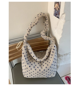 Détail d'un sac cabas pelucheux à pois avec une bandoulière torsadée au style coréen