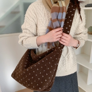 Sac fourre-tout marron en laine d'agneau à pois avec large bandoulière pour femme