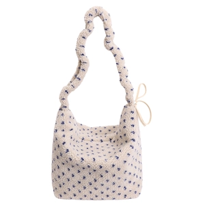Sac fourre-tout en laine d'agneau pelucheuse à pois bleus avec bandoulière souple blanc cassé