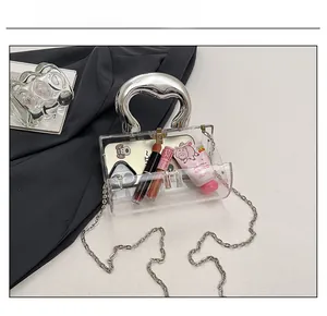 Capacité interne de la pochette transparente en acrylique avec poignée métallique