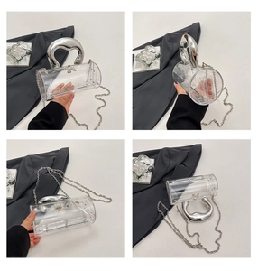 Vue détaillée du sac cylindrique transparent en acrylique avec anse argentée