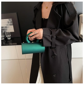 Pochette cylindrique chic en acrylique vert émeraude avec poignée et chaîne dorée