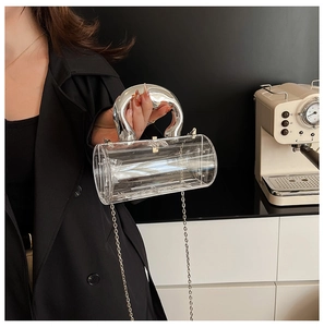 Détail de la pochette acrylique cylindrique avec poignée et chaîne en métal argenté poli