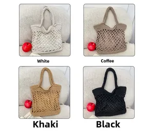 Quattro colori di borse tote all'uncinetto fatte a mano in bianco, caffè, kaki e nero