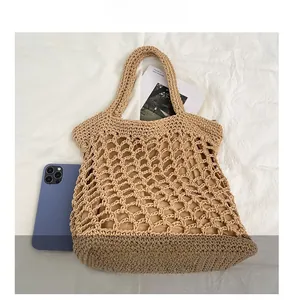 Dettaglio della borsa tote in corda di cotone intrecciata con design traforato e fodera