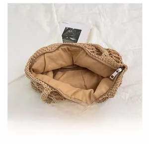 Dettaglio interno della borsa tote in cotone intrecciato con cerniera e fodera