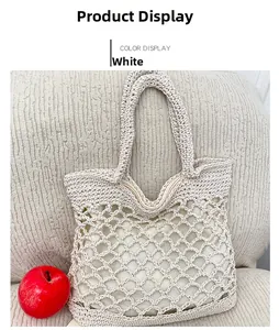 Dettaglio della borsa in corda di cotone bianco con ampia trama a maglia traforata