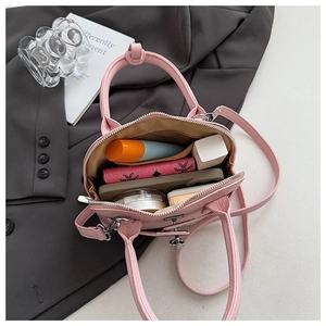 Innenansicht der rosa Muscheltasche mit Stauraum für Handy, Geldbörse und Kosmetik