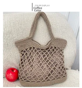 Macro della trama all'uncinetto color caffè su una grande borsa tote intrecciata