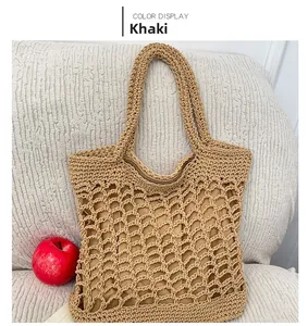 Dettaglio della borsa tote in corda di cotone kaki con motivo a rete e chiusura a cerniera