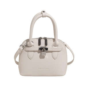 Beigefarbene Handtasche aus Leder mit Metallschloss und verstellbarem Schultergurt