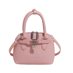 Detailansicht der rosa Muscheltasche mit Litschi-Maserung und Metall-Vorhängeschloss