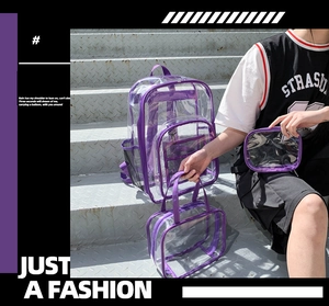 Vista detallada del conjunto de mochila de PVC transparente morado con bolso y estuche