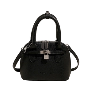 Schwarze Muschel-Handtasche mit Litschi-Lederstruktur und dekorativem Metallschloss